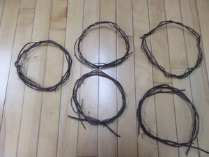 芋のツルでリース作り