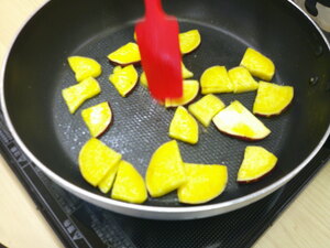 お芋を焼いています