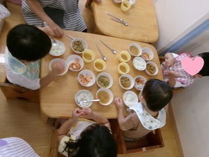 なでしこ組の食事の様子