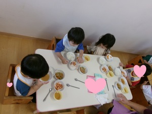 なでしこ組の食事の様子