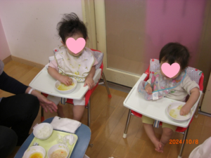 手づかみで食事をしているところ