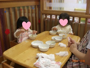 スプーンを使って食事をしているところ。