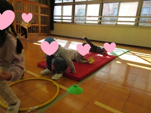 写真　マットの上を転がる
