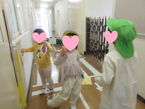 写真　葉っぱ探し