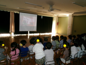映画を観ている子どもたちの写真