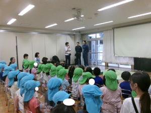 消防士さんの話を聞いている子どもたちの写真