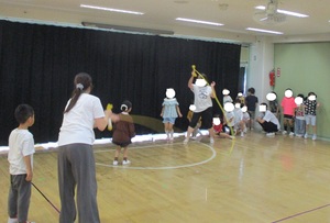 5歳児が大縄跳びをしている様子の写真