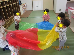 カラービニールのバルーンで遊ぶ様子