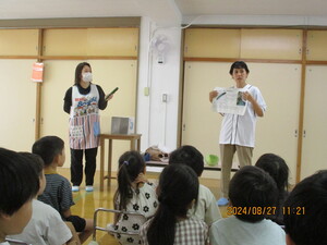 写真などを見ながら食材についての話を聞いています