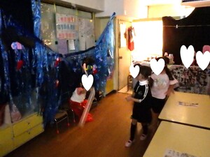 おばけ屋敷を楽しむ子どもたち