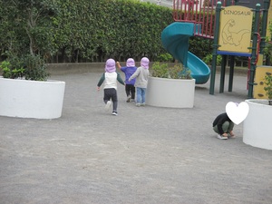 物陰に隠れる子ども