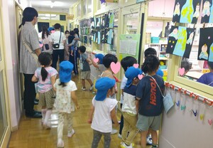 子どもたちが廊下にある星を探している様子