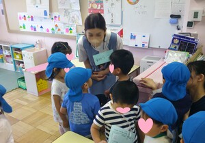 子どもたちが保育士のところに集まっている様子