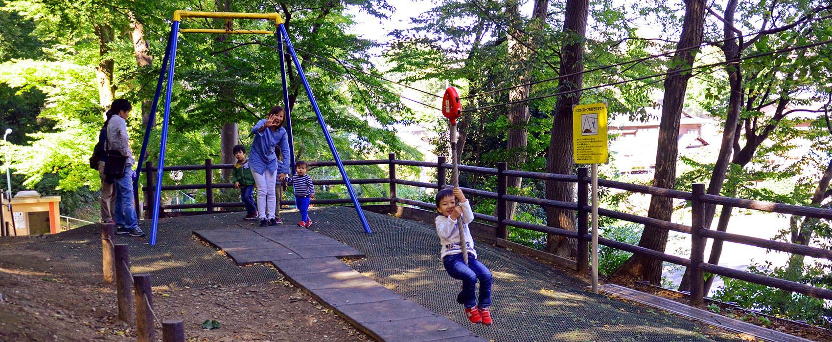 写真：西台公園で遊ぶ親子