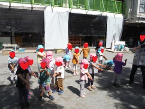 幼児3クラスで踊っています。お天気のいい日は、園庭に集合し毎日元気に体操をしています。今、子ども達のお気に入りは『へそへそべりーちゃん』です。
