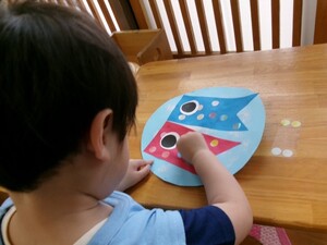 2歳児クラスのこいのぼり制作の様子