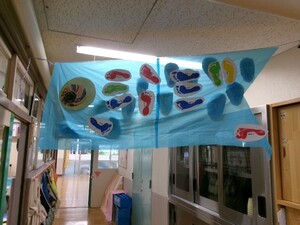 5歳児クラスの足型で作ったこいのぼり