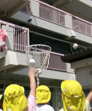 たまいれを楽しむこどもたち