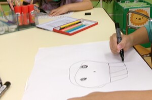 ポスターを書いている子ども