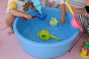 水遊びをしている子どもたち