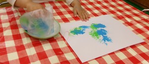 2歳児の製作の様子
