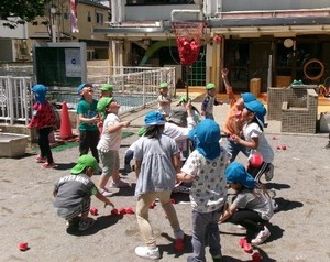 4,5歳児クラスが玉入れをしている様子