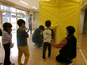 煙のテントに入っていく5歳児