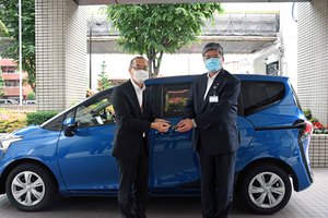 トヨタモビリティ東京株式会社から車両の無償貸与を受ける坂本区長