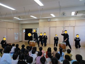 職員によるぶち合わせ太鼓の様子