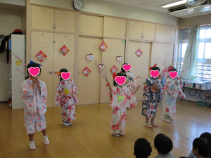 音楽に合わせて踊る子どもたち