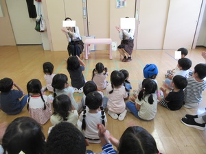 子どもたちと図書館の方が手遊びをしている様子