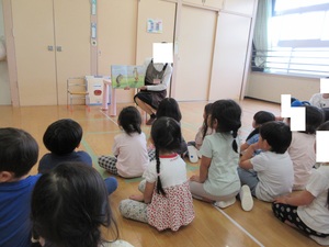 絵本を子どもたちが見ている様子