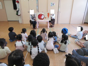 大型絵本を見る子どもたち