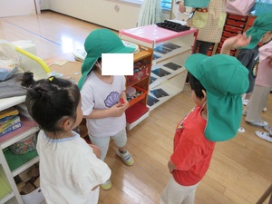 子どもたちが話し合ってどうするか決めている様子