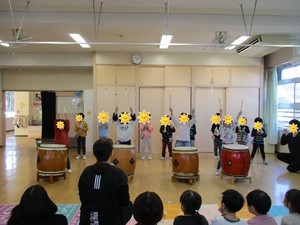 子どもたちが太鼓をたたいている写真