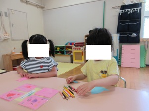 グループの絵を描く子どもたち