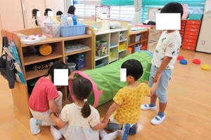 他クラスの子どもたちを見守っている様子