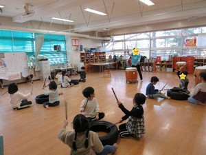 タイヤを使って叩き方の練習をしている様子