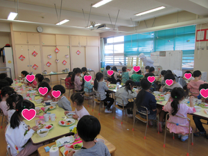 幼児クラスのお友だちが給食を食べている写真