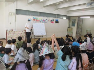 ホールでこどもの日の集会をしています。