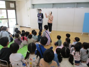 ホールで集会をする様子