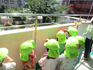 洗濯物を干す子ども