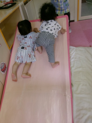 すべり台を登る子ども