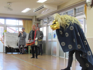 獅子舞が踊っているところ