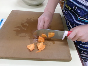 包丁で人参を切っているところ