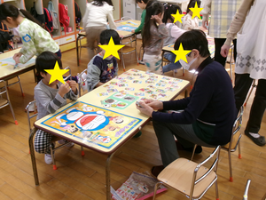 かるたと福笑いで遊んでいるところ