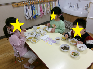 給食で炊いたお米を食べているところ