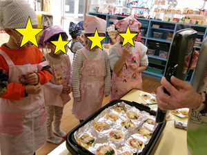 みんなでピザを焼いているところ