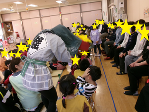 獅子舞に頭を噛んでもらっているところ