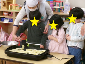 リンゴを焼いているところ